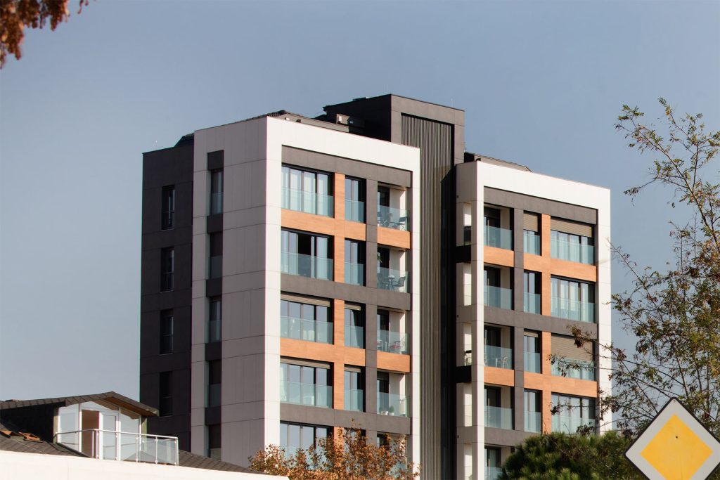 Mutluş Apartmanı, Kadıköy — tamamlanmış yapının sokak cephesi