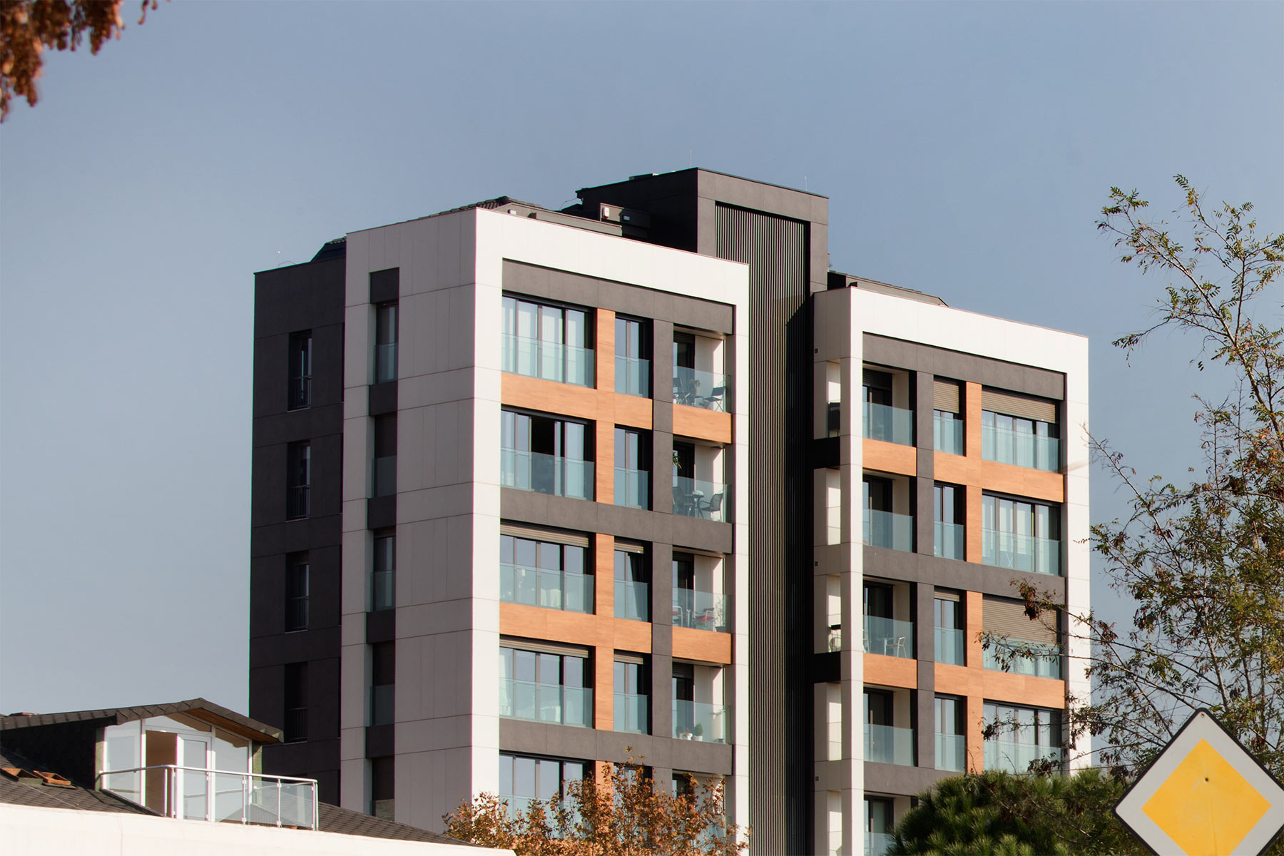 Mutluş Apartmanı, Kadıköy — tamamlanmış yapının sokak cephesi